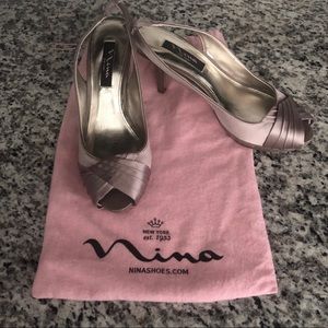 Taupe heels, like new, with bag, 2.5” heels